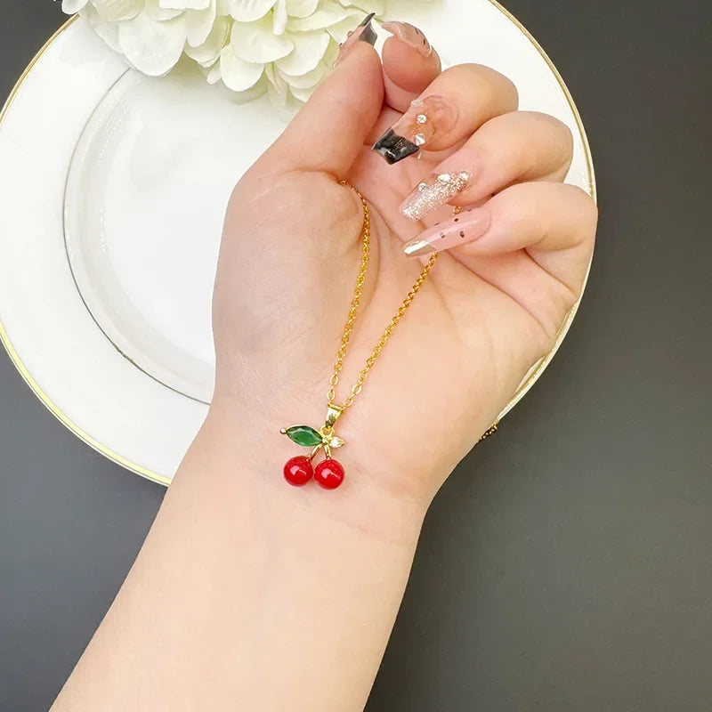 Boucles d'Oreilles Dorés avec Perles Rouges - Cerises Brillantes
